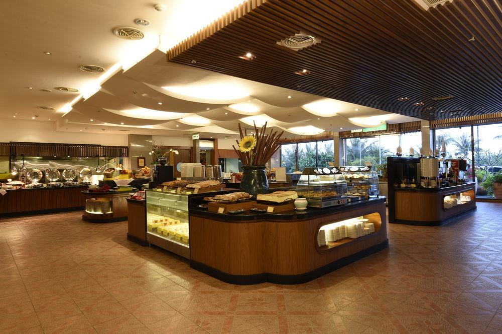 Caesar Park Hotel Kenting Exterior photo The interior of the hotel's restaurant, the Garden Grove