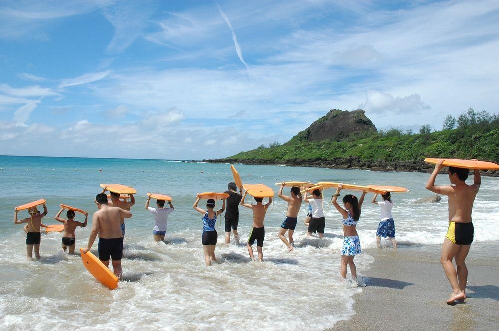 Caesar Park Hotel Kenting Exterior photo Surfers at the beach