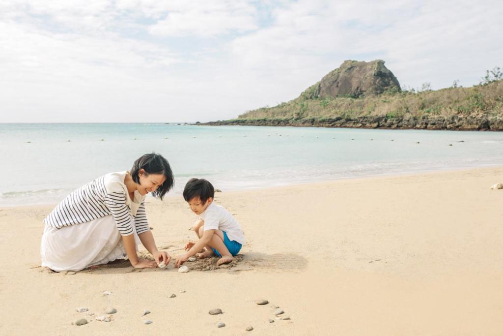 Caesar Park Hotel Kenting Exterior photo A mother and child playing on the beach